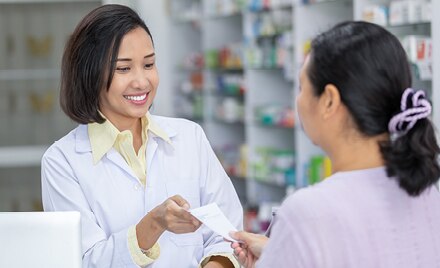 Imagen de un farmacéutico con un paciente