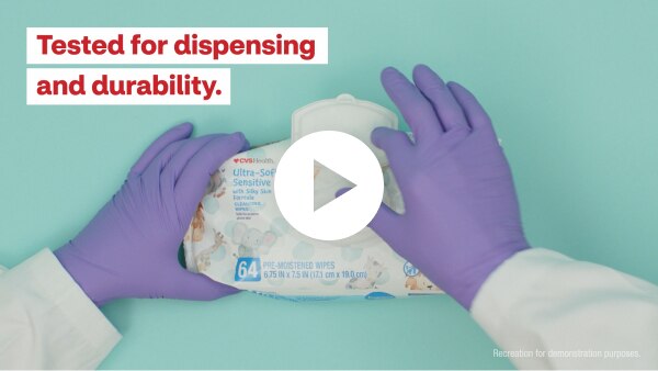 Un video que muestra el proceso de prueba de calidad de toallitas para bebé CVS Health. Al hacer clic en el video, este se abrirá en otra ventana y comenzará a reproducirse.