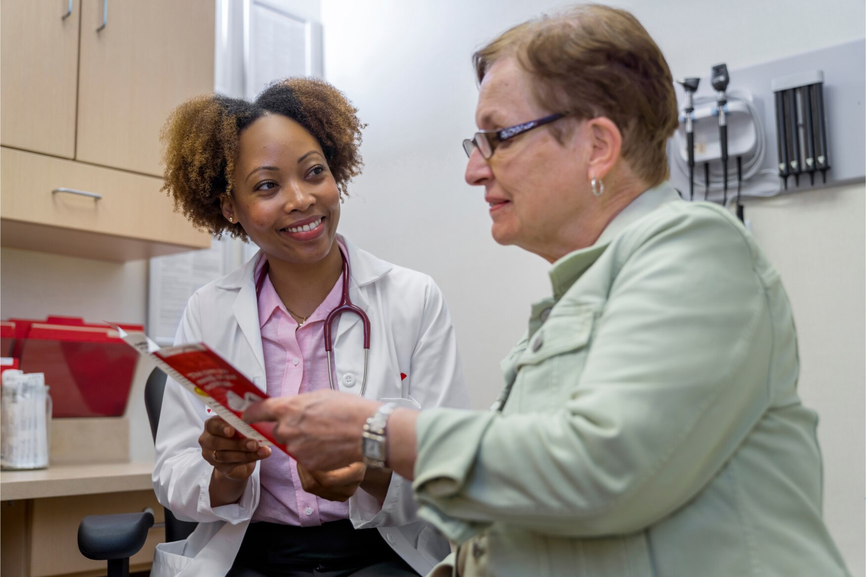 Un proveedor de MinuteClinic le brinda a su paciente información educativa sobre la diabetes.