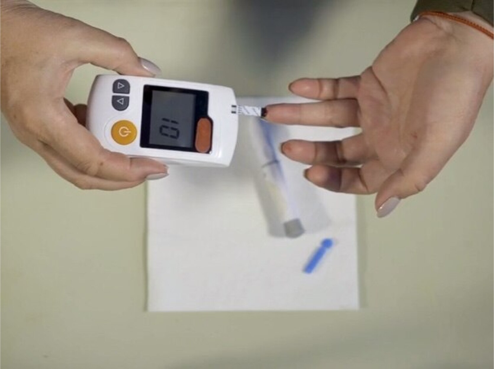 Un paciente de MinuteClinic usando un glucómetro para leer su nivel de glucosa en sangre.