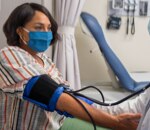 Una mujer controlándose la presión arterial dentro de un HealthHUB.