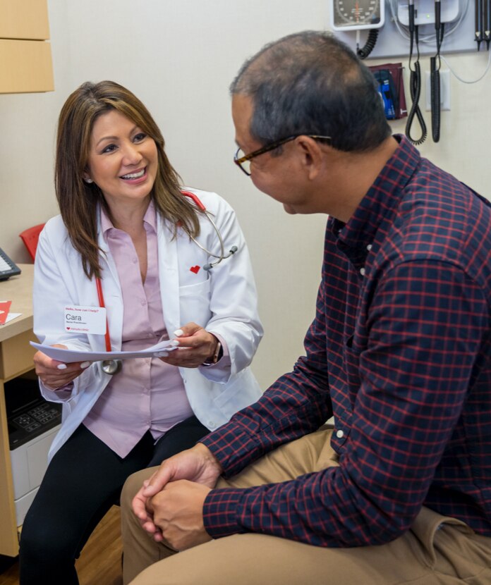 Un profesional de la salud revisa los resultados de una prueba de sueño con su paciente en MinuteClinic.