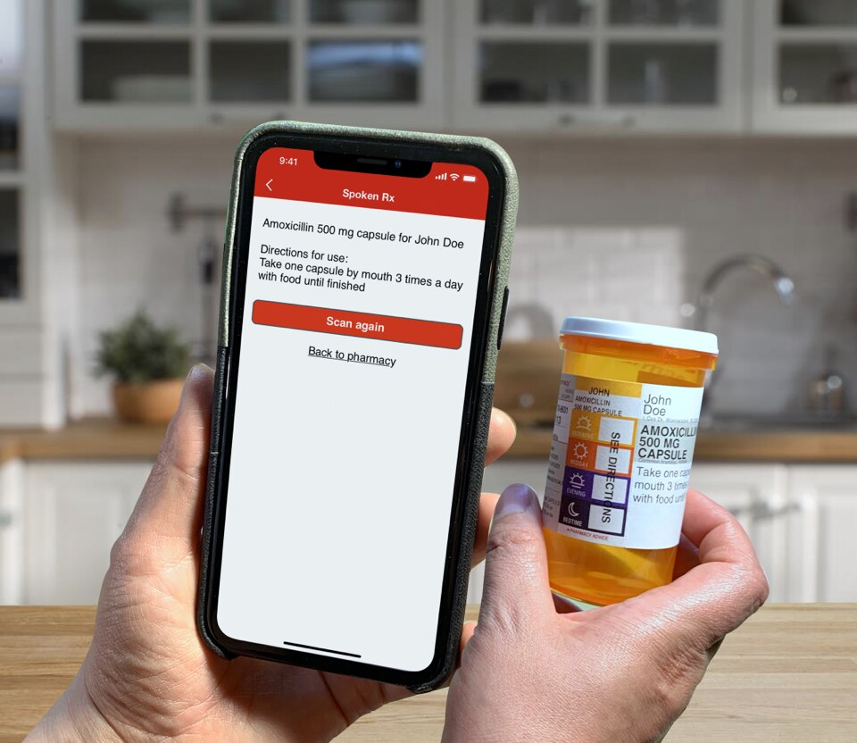 Aplicación de CVS Pharmacy leyendo la etiqueta de receta con código RIFD de Spoken Rx