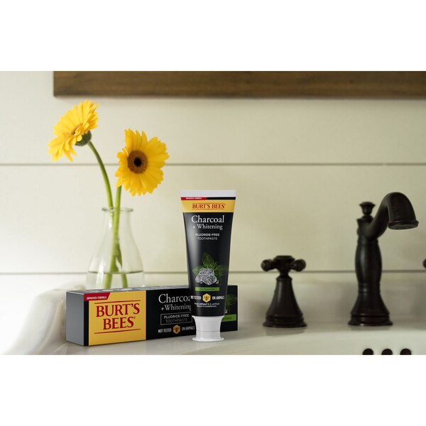 Burt's Bees - Pasta dental con carbón, sabor Natural, sin flúor, Zen Peppermint, 4.7 oz