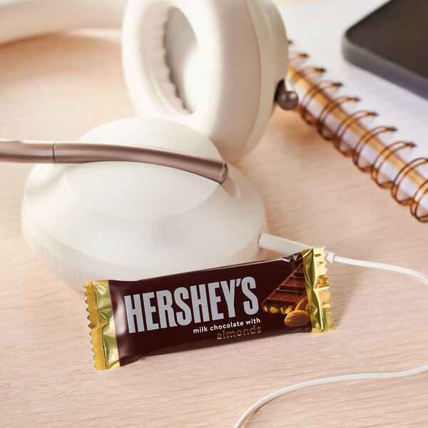 Hershey's, Milk Chocolate with Almonds Snack Size, Candy Bars Bag, 10.35 oz