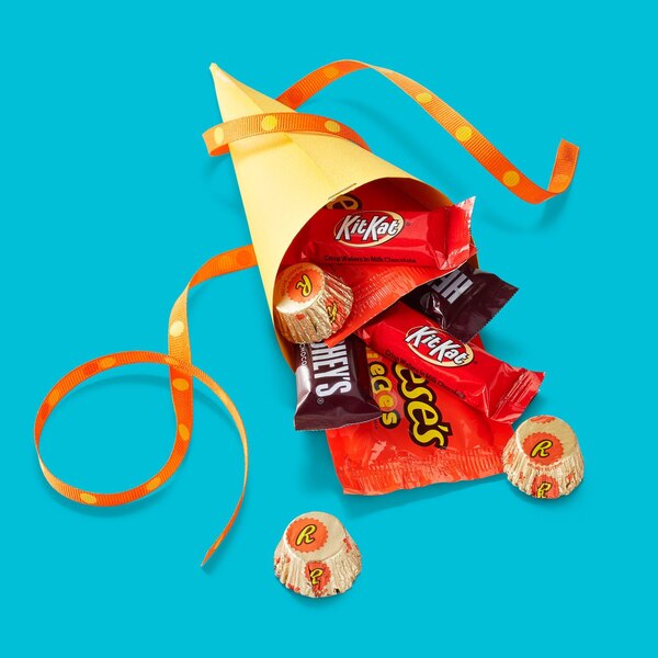 Hershey's, Kit Kat And Reese's Assorted Flavored Miniatures, Candy Party Pack, 33.38 oz