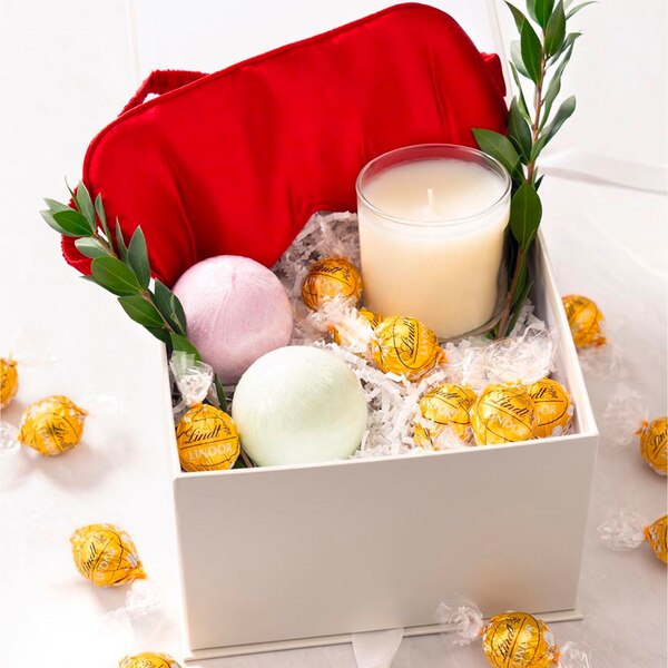 Lindt, Lindor White Chocolate Candy Truffles, Chocolates with Smooth, Melting Truffle Center, 5.1 oz