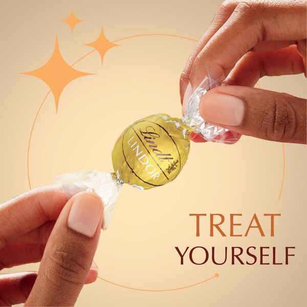 Lindt, Lindor White Chocolate Candy Truffles, Chocolates with Smooth, Melting Truffle Center, 5.1 oz