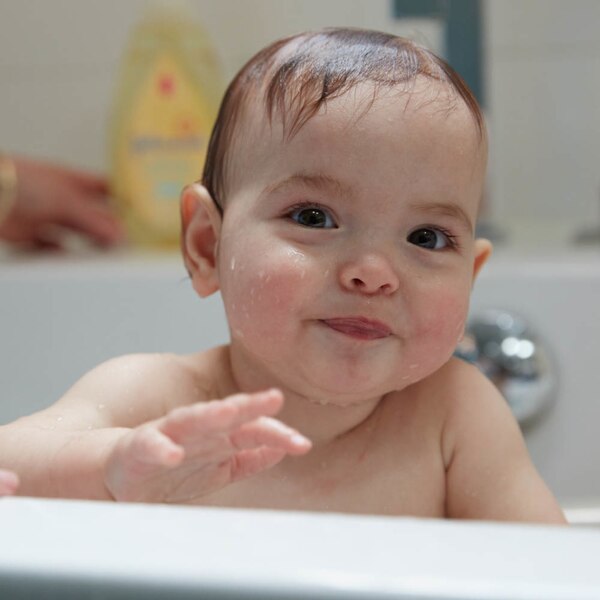 Johnson's Baby - Champú para bebé, fórmula suave que no irrita los ojos, 20.3 oz líq.