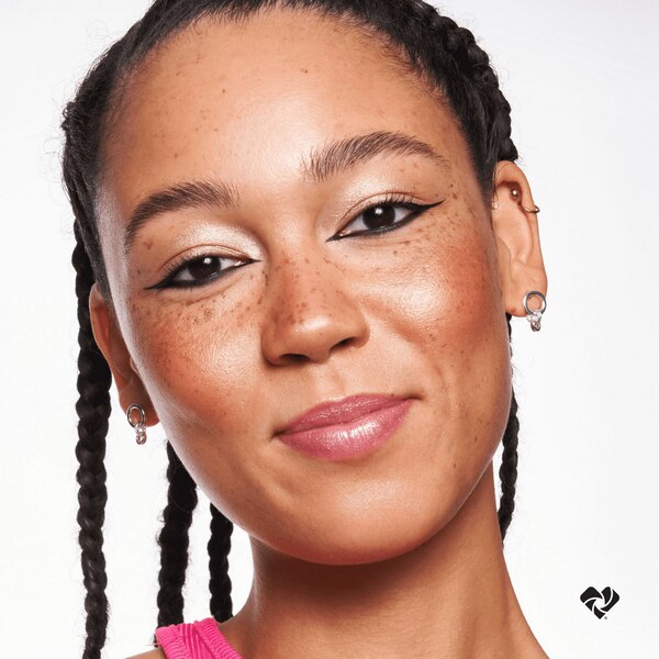 essence Meta Glow Multi Reflective Lipgloss