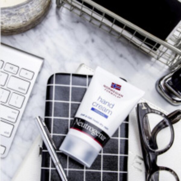Neutrogena Norwegian Formula Dry Hand Cream, Fragrance-Free, 2 OZ