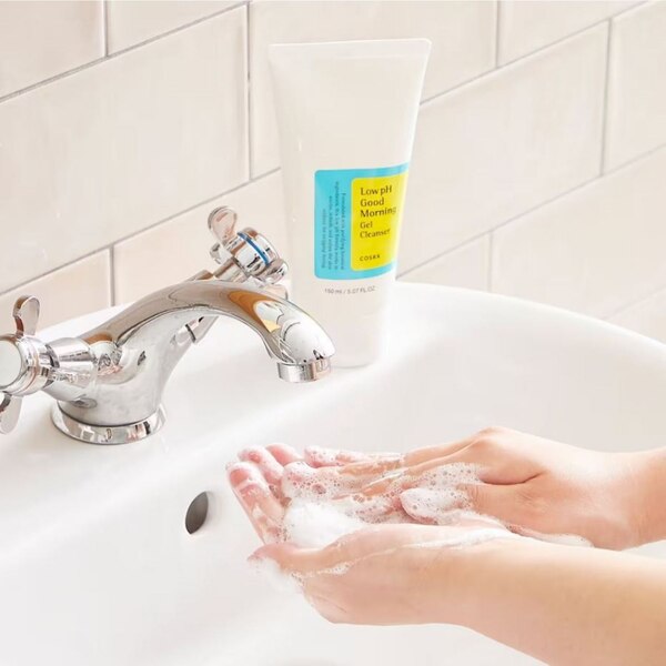 CosRX Low pH Good Morning Gel Cleanser