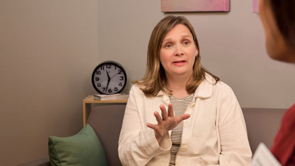 Patient talking with their MinuteClinic licensed therapist.