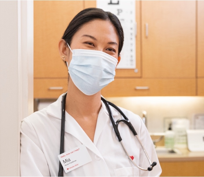 profesional de enfermería de MinuteClinic sonriendo en una sala de examen