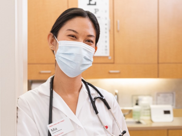 profesional de enfermería de MinuteClinic sonriendo en una sala de examen