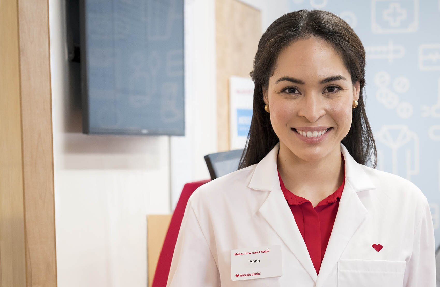 Profesional en farmaciade CVS sonriendo a la cámara