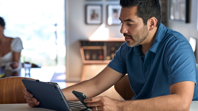 A father schedules his family’s vaccination appointment online.