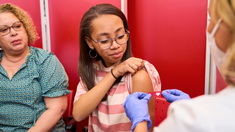 Un niño recibe su vacuna en CVS.