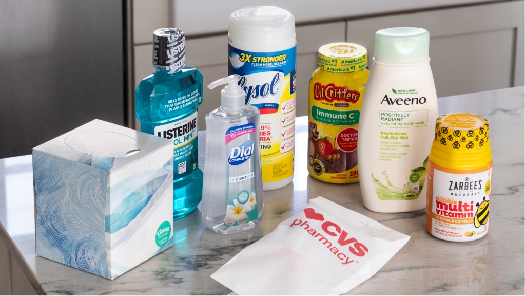 Un medicamento recetado de CVS y un surtido de artículos sobre una encimera de cocina.