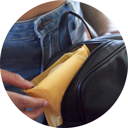 Una mujer saca una toallita de su cartera.